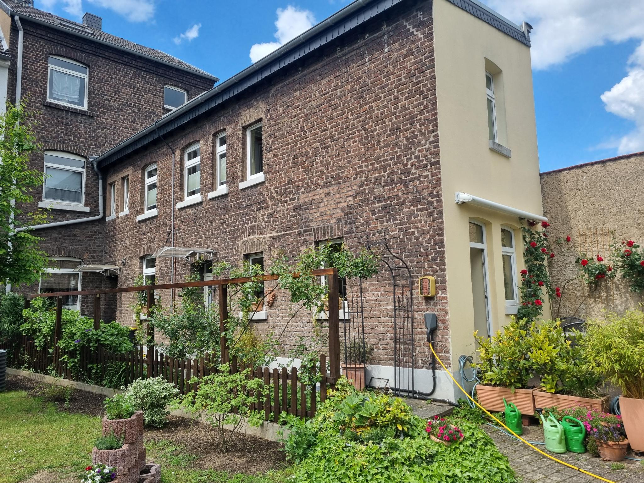 Exposé Köln-Flittard | Mehrfamilienhaus mit 4 Wohneinheiten und 2 Garagen in begehrter Lage von Köln-Flittard | 649.000 Euro
